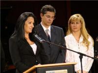 La Concejal de Cultura, Isabel Grañeda, da lectura al fallo. La acompañan Leonel Morales y María Herrero, del CIPCE