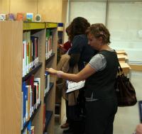 Nada más inaugurar la biblioteca numerosos usuarios han disfrutado de los volúmenes que ofrece