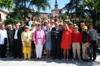 La delegacion rusa posa con el alcalde y concejales de Las Rozas a las puertas del Ayuntamiento