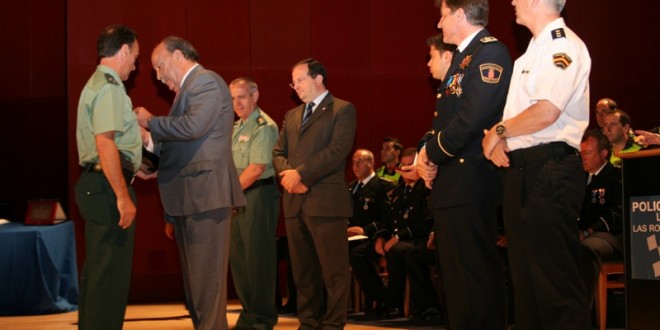 el-alcalde-entrega-una-de-las-condecoraciones-al-capitan-de-la-guardia-civil-miguel-angel-gonzalez-reina