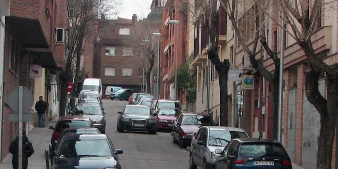 vehiculos-aparcados-en-una-calle-de-las-rozas